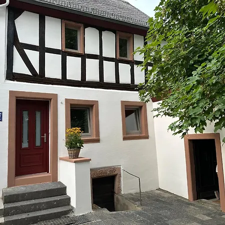 400 Jahre Altes Kutscherhaus Neben Der Burg *