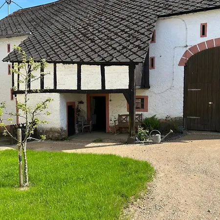 400 Jahre Altes Kutscherhaus Neben Der Burg Semesterbostad *
