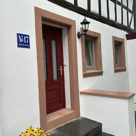 400 Jahre Altes Kutscherhaus Neben Der Burg Semesterbostad *
