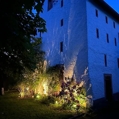 400 Jahre Altes Kutscherhaus Neben Der Burg Semesterbostad *