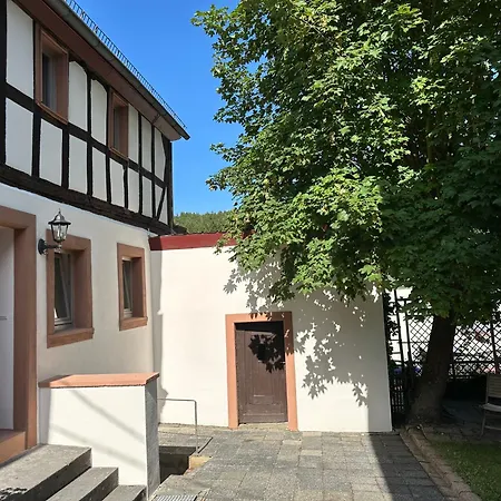 400 Jahre Altes Kutscherhaus Neben Der Burg *